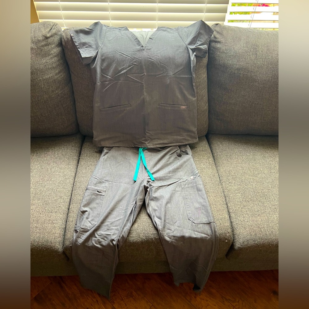 Size M Figs scrub set